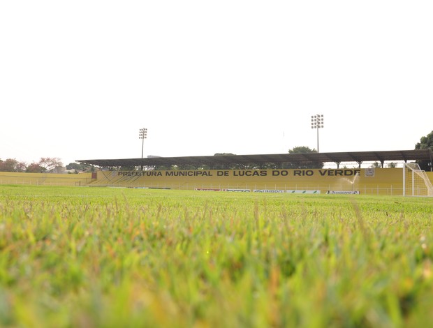 Estádio Passo das Emas é a casa do Luverdense (Foto: Leonardo Heitor/Globoesporte.com)