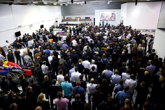 Centenas de membros da RBR acompanharam despedida de Sebastian Vettel (Foto: Divulgação) Centenas de membros da RBR acompanharam despedida de Sebastian Vettel (Foto: Divulgação)