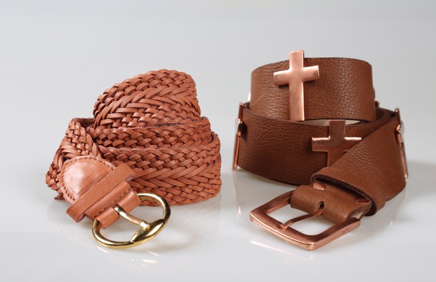 Cinto em couro marrom com cruz da Espaço Fashion (R$159) e cinto Tresse rose da Via Mia (R$69) (FOTO: Paula Giolito) Cinto em couro marrom com cruz da Espaço Fashion (R$159) e cinto Tresse rose da Via Mia (R$69) (FOTO: Paula Giolito)