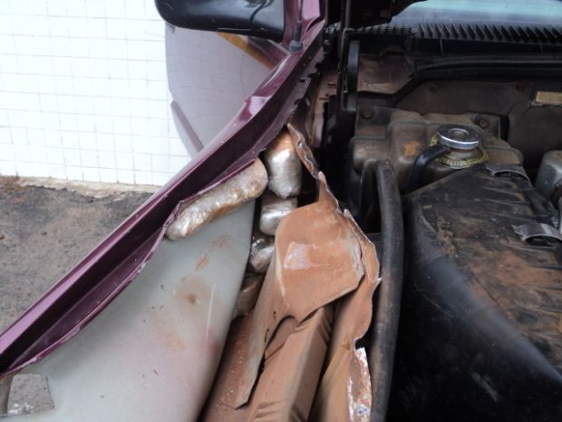 Droga estava escondida também na lataria do veículo  (Foto: Divulgação/ Polícia Rodoviária)