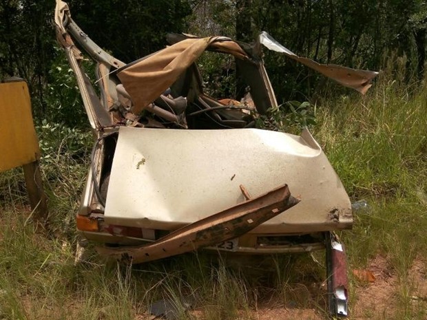 Carro foi arremessado contra árvores após bater (Foto: Divulgação/Polícia Rodoviária de Itapeva) Carro foi arremessado contra árvores após bater (Foto: Divulgação/Polícia Rodoviária de Itapeva)