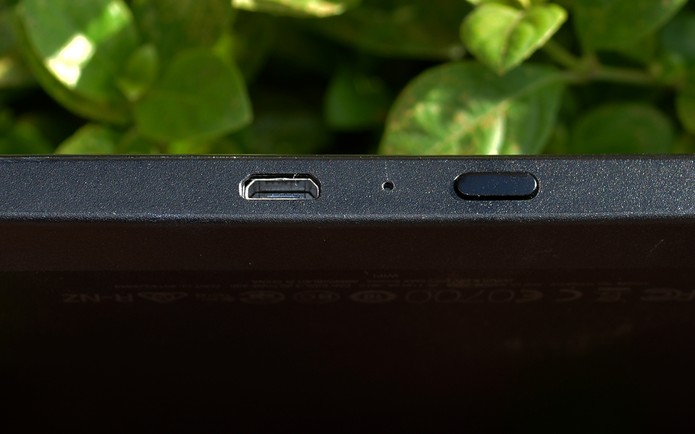 Com a tela sensível ao toque, o único botão físico é o de liga e desliga. Ao lado a entrada microUSB (Foto:Barbara Mannara/TechTudo)