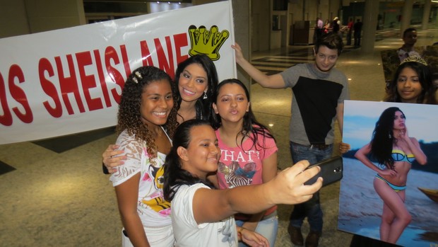 Sheislane Hayalla, segunda colocada no Miss Amazonas 2015, no aeroporto em Manaus (Foto: Divulgação)
