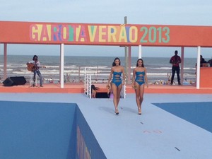 Candidatas do concurso Garota Verão desfilam em dupla (Foto: Jessica Mello/G1)