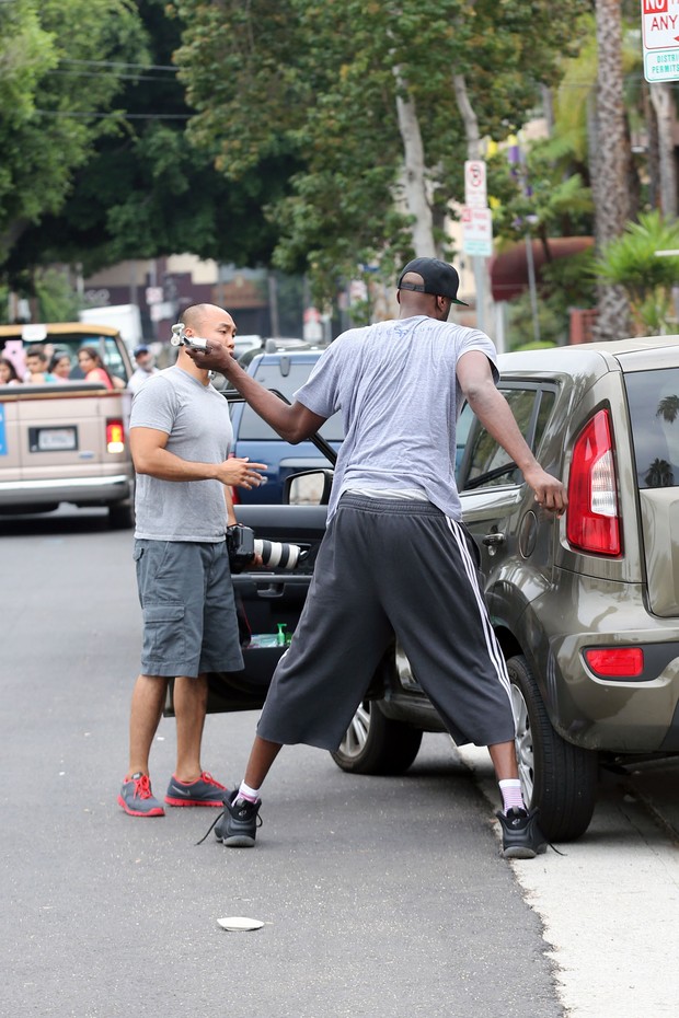 Lamar Odom bate em carro de fotógrafo com peça de metal (Foto: Splash News)