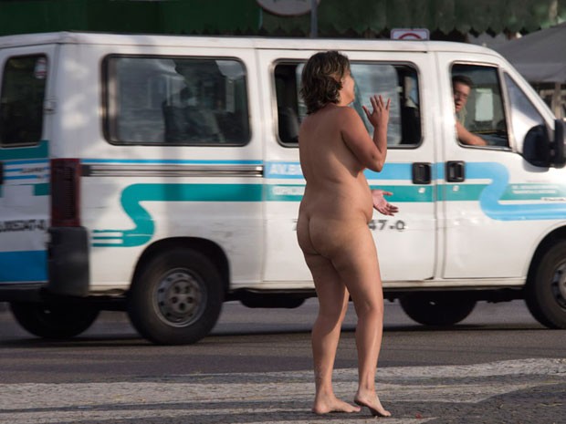 Mulher nua corre pela Avenida Atlântica, no Rio (Foto: Christophe Simon/AFP)