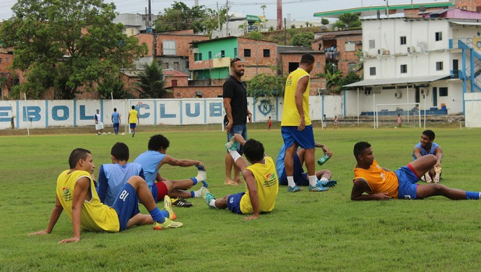 Jr. Paraíba apenas assistiu treinamento dos colegas neste domingo (Foto: Marcos Dantas)