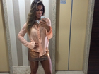 Mayra Cardi faz selfie de saia curta e fã diz: 'Tá gata'
