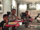 Cristiano Ronaldo posa com o filho durante jantar em família