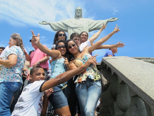 Estudantes de Italva, no Norte Fluminense, não resistem à brincadeira e imitam Bolt (Foto: Alba Valéria Mendonça/ G1)