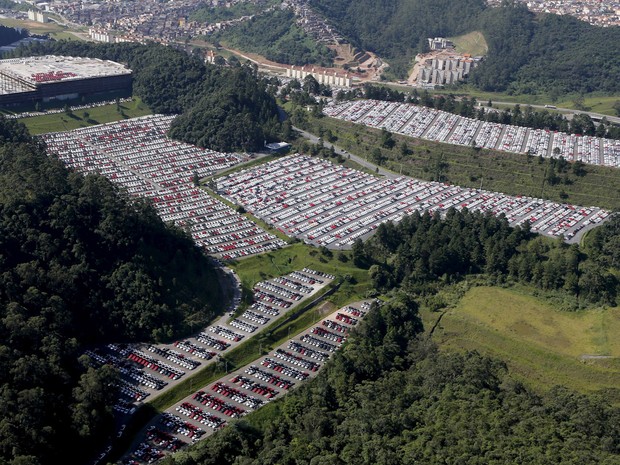 Novos veículos da Volkswagen são vistos em um estacionamento da fábrica em São Bernardo do Campo. Na última segunda-feira (30) cerca de 4,2 mil funcionários da fábrica de Taubaté (SP) entraram em férias coletivas (Foto:  Paulo Whitaker/Reuters)