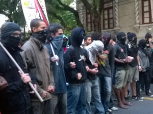 Cordão humano no Corredor da Vitória, em Salvador (Foto: Henrique Mendes/G1)