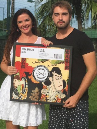 Olin Batista presenteia a mãe, Luma de Oliveira, com a capa da música lançada por ele (Foto: Divulgação)