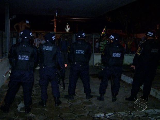 Policiais fazem barreira na porta da prefeitura de Aracaju  (Foto: Reprodução/TV Sergipe)