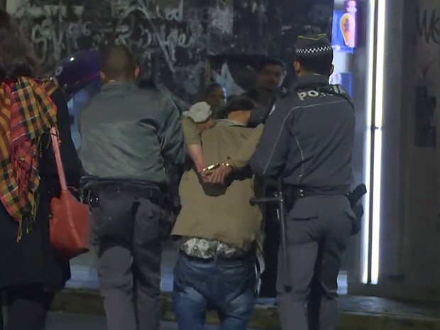 Jovem é preso e levado por PMs a camburão (Foto: Reprodução/TV Globo)