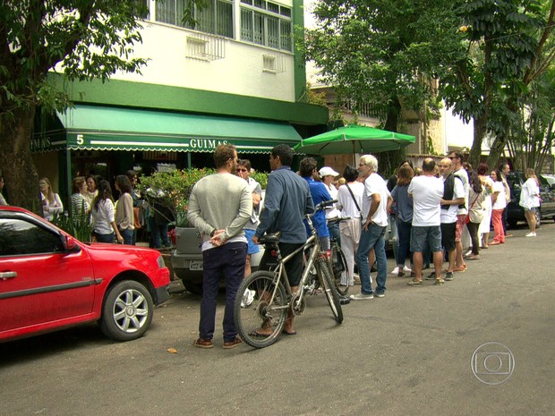 Amigos e parentes se reuniram na porta do Guimas (Foto: Reproduo / Globo)