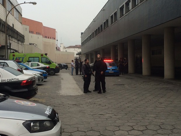 Polícia civil foi para o hospital após invasão de criminosos (Foto: Nicolas Satriano/ G1)
