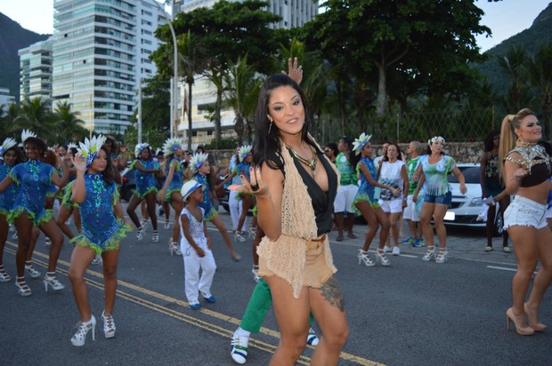 Jennifer de Paula em último ensaio da Rocinha na praia de São Conrado  (Foto: Divulgação)