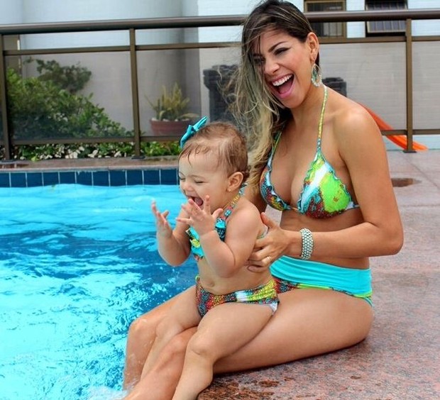 Karla, ex-bbb, posta foto com a filha Carolina (Foto: Instagram / Reprodução)