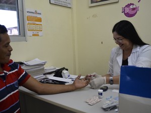 Homem realizando teste de glicemia na Unidade Básica de Saúde da Área Portuária (Foto: Graziela Miranda/G1)