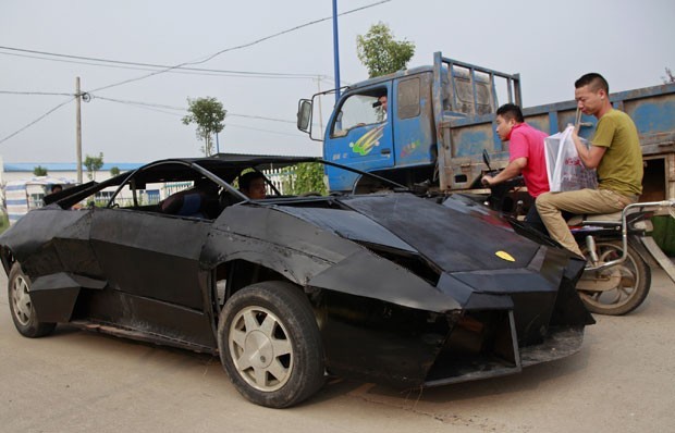 Em 2012, o chinês Wang Jian exibiu em Suqian, na província de Jiangsu (China), sua ‘Lamborghini Reventon’. Jian criou a réplica do esportivo de luxo usando partes de outros veículos. Ele gastou US$ 9.450 para construir o veículo, que alcança até 257 km/h (Foto: Xihao/Reuters)