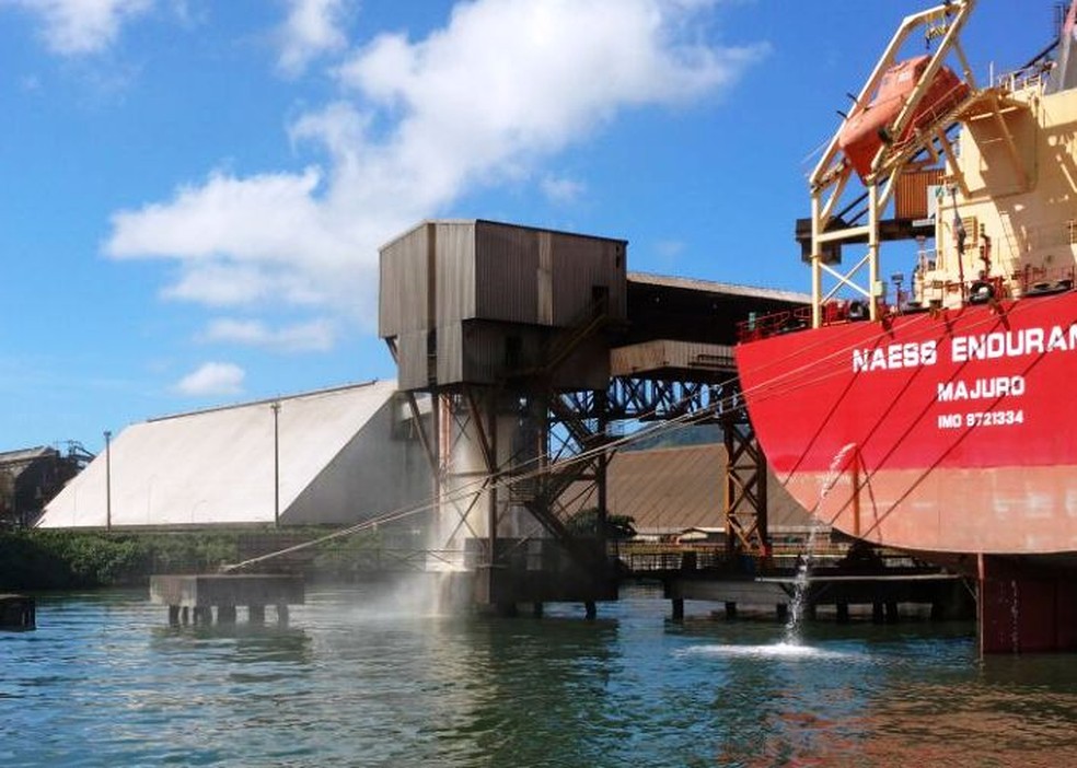 Falha em estrutura de esteira provoca derramamento de açúcar no mar em Santos (SP) (Foto: G1 Santos)