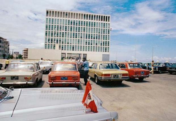 PrÃ©dio da seÃ§Ã£o de interesses dos Estados Unidos em Havana passou a funcionar oficialmente como embaixada nesta segunda-feira (20) (Foto: ReproduÃ§Ã£o/ Twitter/ USEmbCuba )