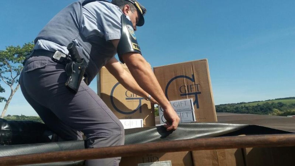 Motorista afirmou que transportava ração, mas a polícia desconfiou (Foto: Polícia Rodoviária/Divulgação )