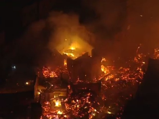 Incêndio atinge favela de Paraisópolis, na Zona Sul de São Paulo (Foto: Reprodução TV Globo)