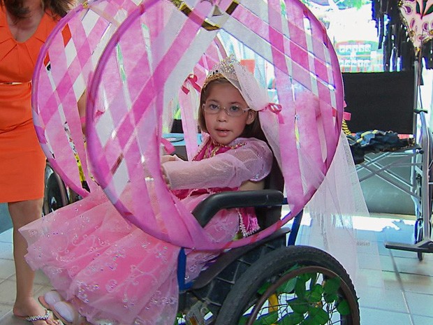 Maria Luiza ganhou a roupa de princesa e a carruagem para o carnaval. (Foto: Reprodução / TV Globo)