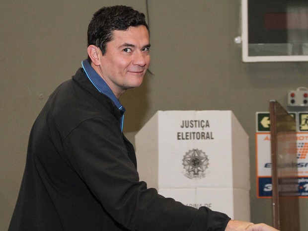 O juiz Sérgio Moro registra seu voto no Clube Duque de Caxias em Curitiba (PR) (Foto: Rodrigo Félix Leal/Futura Press/Estadão Conteúdo)