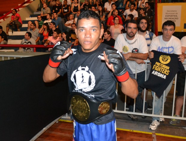 Arinaldo da Silva com seu cinturão dos pesos-moscas do Jungle Fight (Foto: Ivan Raupp/Globoesporte.com)