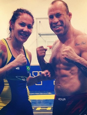 Cris Cyborg posta foto com Wand e ironiza Dana White Crysciborg_wanderleysilva-inst