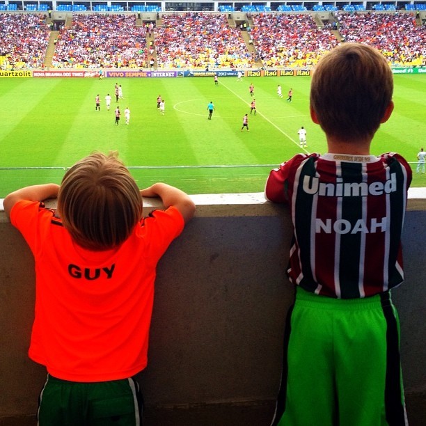 Guy e Noah, filhos de Danielle Winits, assistem a jogo no Maracanã (Foto: Reprodução/ Instagram)
