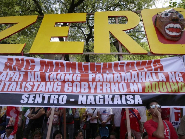 Protesto marca Dia do Trabalho em Manila, as Filipinas. (Foto: Bullit Marquez / AP Photo)