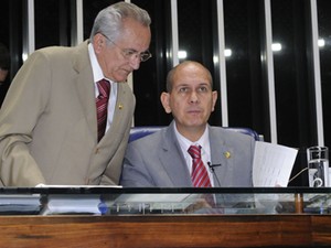 O vice-presidente do Senado Anibal Diniz (sentado) em sessão nesta terça (Foto: Waldemir Barreto/Agência Senado)