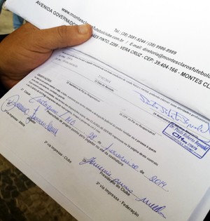 Contrato firmado entre o goleiro Bruno Fernandes e o time mineiro Montes Claros (Foto: Diogo Finelli/Globoesporte.com)