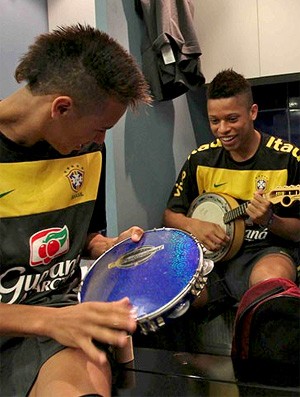 neymar, andré e robinho fazem samba na seleção brasileira (Foto: Reprodução / Site da CBF)