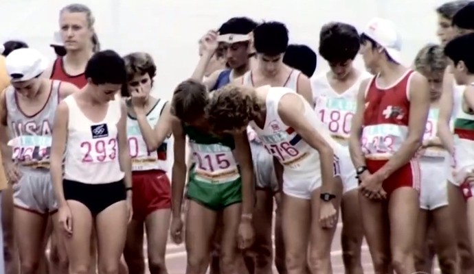 Gabrielle Andersen (de vermelho, nº 323) no canto direito, entre as outras maratonistas (Foto: Reprodução TV Globo)