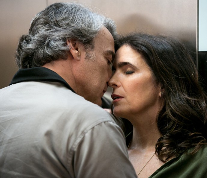Aparício tenta seduzir Rebeca no elevador (Foto: Isabella Pinheiro/Gshow)