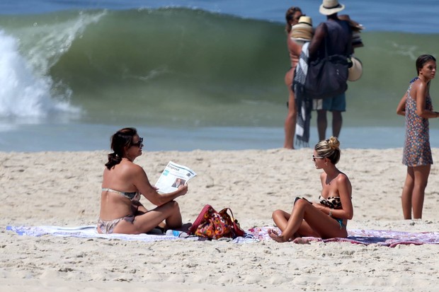 Yasmin Brunet e Luiza Brunet curtem praia de Ipanema, RJ (Foto: André Freitas / AgNews)