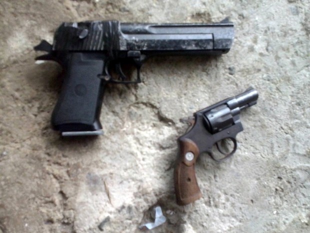 Armas utilizadas durante assalto a família em Itanhaém foram apreendidas (Foto: G1)
