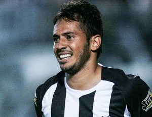 Assisinho foi o destaque da partida, marcando dois gols (Foto: Bruno Vieira/ Agência Diário)