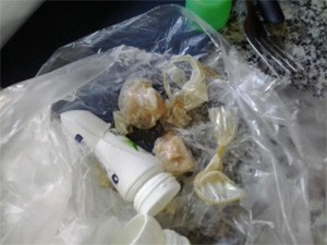 Droga estava armazenada em frascos de desodorantes e dividida em pequenas quantidades (Foto: Claudomiro Junior/Divulgação)