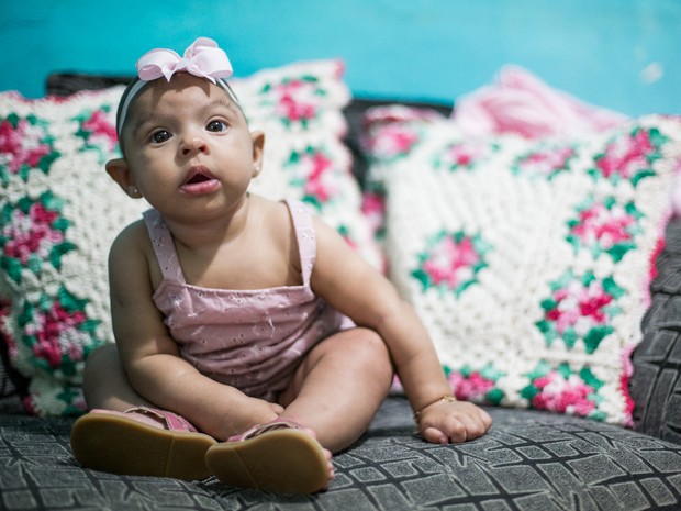 'Criança sofre com preconceito todo o dia, com ela não vai ser diferente, mas estamos nos preparando', diz a mãe de Sarah (Foto: Jonathan Lins/G1) 'Criança sofre com preconceito todo o dia, com ela não vai ser diferente, mas estamos nos preparando', diz a mãe de Sarah (Foto: Jonathan Lins/G1)