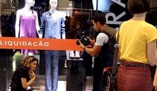 Amora surta na frente de Giane em shopping (Sangue Bom / TV Globo)