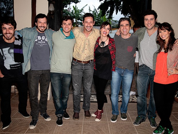 Elenco é só sorrisos antes da estreia da nova temporada de Malhação (Foto: Malhação/TV Globo)