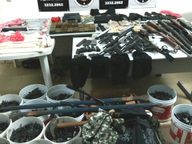 Um arsenal com pistolas, espingardas, grampos para furar pneus e explosivos foi apreendido (Foto: Divulgação/Polícia Civil)