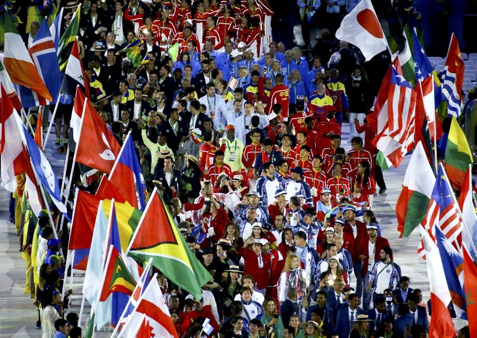 Os atletas entram na mesma ordem da cerimônia de encerramento (Foto: Reuters)
