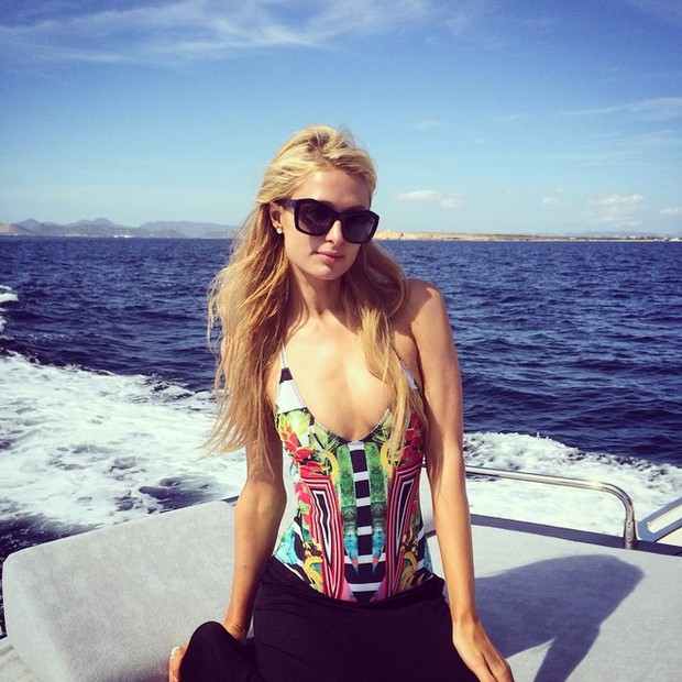 Paris Hilton em praia de Formentera, na Espanha (Foto: Instagram/ Reprodução)